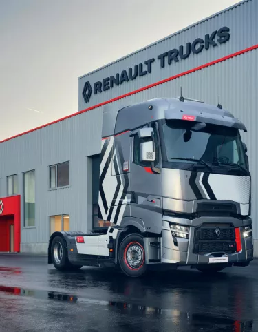 Renault Trucks T High devant une concession